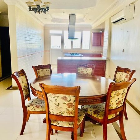 דאר א-סאלאם Masaki 2-Bedroom Apartment - Near The Ocean מראה חיצוני תמונה