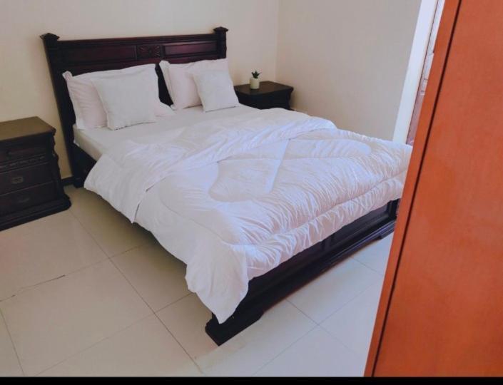 דאר א-סאלאם Masaki 2-Bedroom Apartment - Near The Ocean מראה חיצוני תמונה